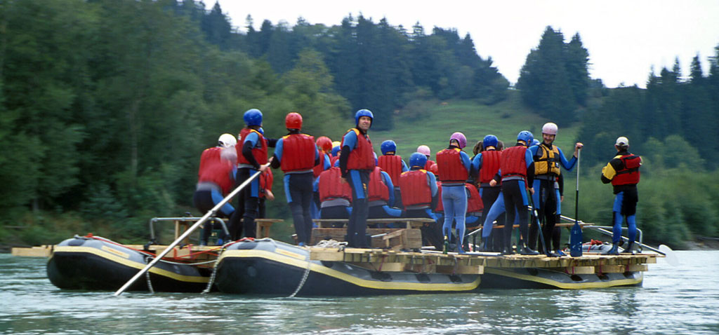 Teamevent Flossbau auf der Donau für grössere Teams bis 40 Personen
