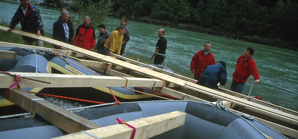 Teamevent Flossbau auf der Donau für grössere Teams bis 40 Personen